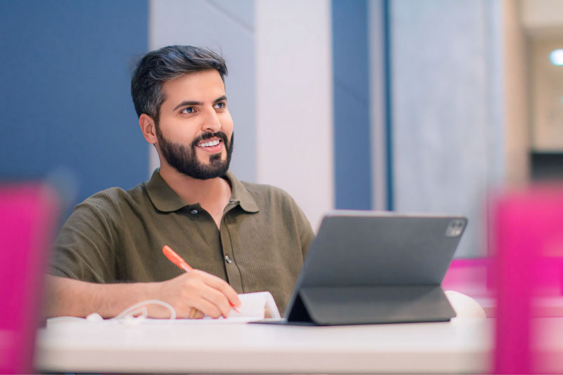 في Awesome Academy، نفصل بين مهارات القراءة والكتابة، ومهارات الاستماع والتحدث، لتحقيق إتقان أعمق وأكثر نجاحًا للغة الإنجليزية