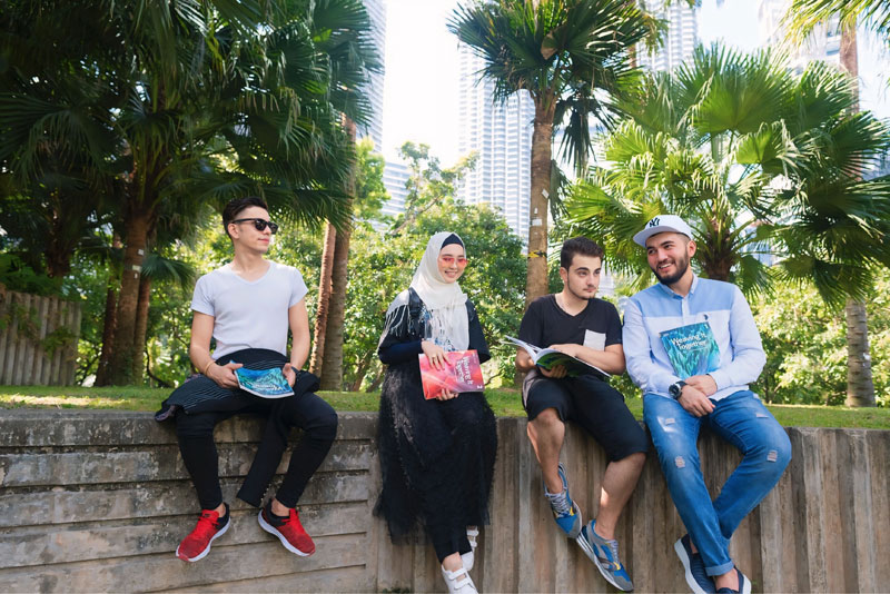 انضم إلى مجتمع Awesome Academy المتنوع، حيث يلتقي طلاب من أكثر من سبع وخمسين دولة لتبادل ثقافي ونمو عالمي